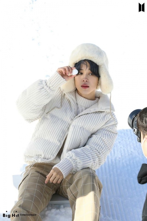 BTS (BTS) Jimin captivated fans with a pictorial featuring colorful charms.BTS quoted Jimins own song Christmas Love lyrics Sobokbok on the official Naver Post on the 4th, saying, BTS has come to Gangwon Prince?!Sobok Sobok ~ 2021 Winter Package Taste! In the open photo, Jimin showed various charms ranging from innocent expression to sexy and charismatic expression as if he had returned to concentricity in the background of white snowy snow.Jimin, who wore all black costumes, transformed into a brilliant god (God) gimmebi who came to good day with a sleek jaw line and deep and sexy eyes, showing the extreme of sexy with mature masculinity.Jimin also sat in the snow with a small bundle of snow and turned into a cute boy, wearing knit earplugs and mittens, capturing his attention, reminiscent of a small fairy of snowy snowy snowy mazes during his strongest age.Fans said, Jimins beauty is Leeds every day, From the squeak to the prince of the snow, I was against Jimins gap gap again, Jimin can not live., Purchase Gogo , I see it in the engineering industry, as if it is a hit, Aid cue-secker, and cute sexy Jimin 