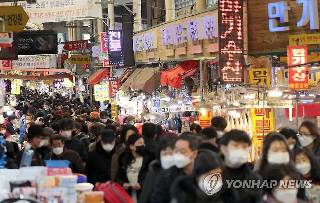 설 연휴 앞둔 전통시장 북적 [연합뉴스 자료사진. 기사 내용과 직접 관련 없음]