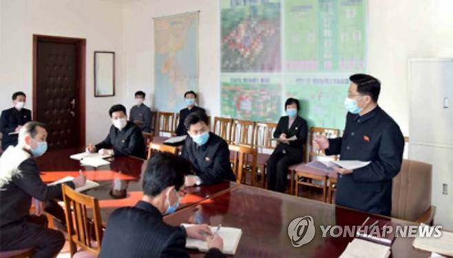 북한 내각, 당대회 결정 경제전략 방안 '심화 토의' 북한 내각사무국 간부들이 지난달 제8차 노동당대회에서 결정된 경제전략 노선 이행을 위한 구체적 방안을 토의하고 있다. [노동신문 홈페이지 캡처. 재판매 및 DB 금지]