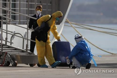 방역 조치 아래 하선하는 크루즈 승객 [EPA=연합뉴스 자료사진]