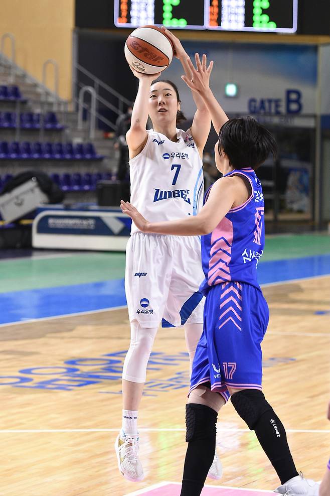 우리은행 박혜진이 6일 삼성생명과의 경기에서 3점슛을 시도하고 있다.(WKBL 제공) © 뉴스1