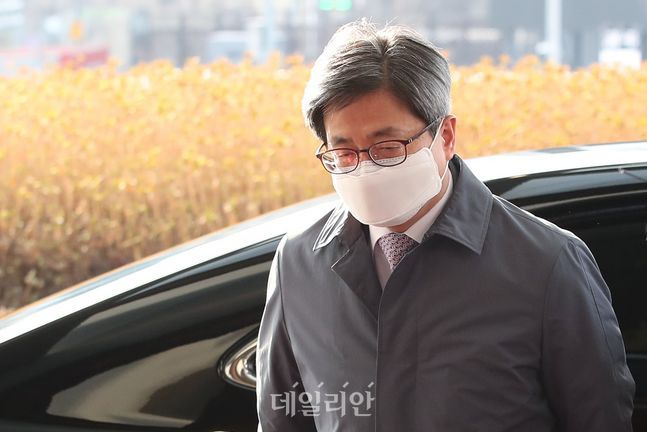 김명수 대법원장이 5일 오전 서울 서초구 대법원에 김명수 대법원장이 출근을 하고 있다. ⓒ데일리안 류영주 기자