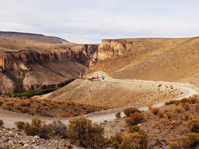 우리에게 허용된 캠핑 장소에서 바라본 핀투라스 암각화 매표소. “바람 없이 편하게 잘 수 있으니, 행복합니까!” ⓒ강미승