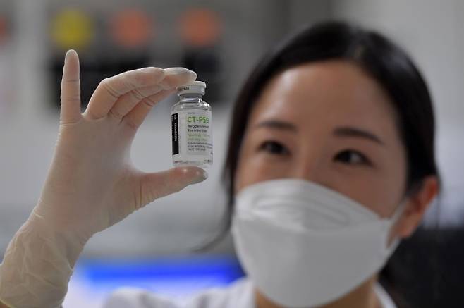 한 연구원이인천 연수구 셀트리온 2공장에서 셀트리온 코로나19 항체 치료제를 바라보고 있다. [사진=뉴시스]