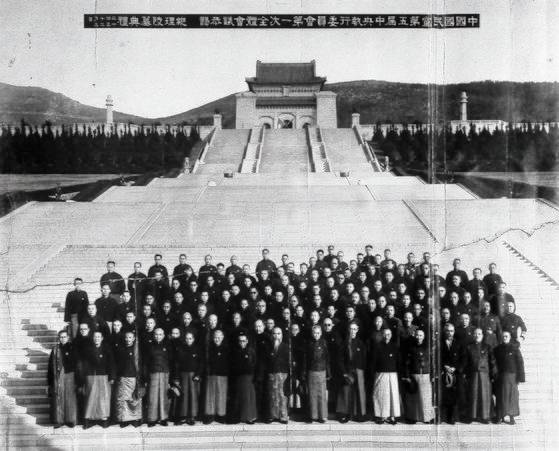 1935년 12월 2일, 항일을 결심한 장제스(앞줄 오른쪽 넷째와 다섯째 중간)와 펑위샹(앞줄 오른쪽 여섯째 뒤쪽)이 국민당 중앙집행위원들과 쑨원 능을 참배했다. 앞줄 오른쪽 여덟째가 중앙집행 위원장 위유런(于右任). [사진 김명호]
