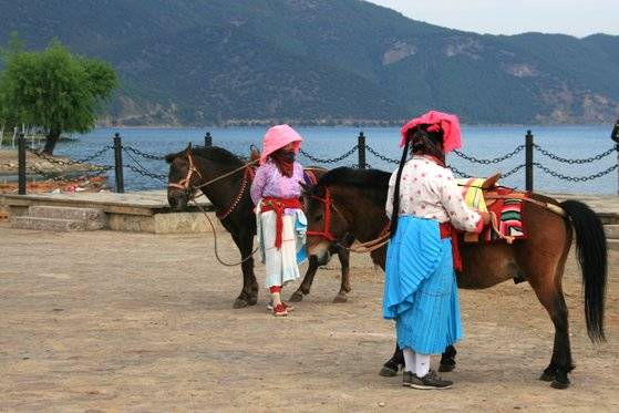 중국 윈난성의 소수민족인 모쒀족의 여성들. 모쒀족 상당수는 여성이 대를 잇는 가모장제를 유지해 오고 있다. [사진 유광석]