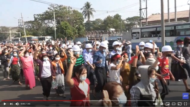 [서울=뉴시스]미얀마 최대 도시 양곤에서 6일 1000여명이 거리에 나와 군부 쿠데타에 반대하는 항의 시위를 벌이고 있다. (사진출처: AFP통신 방송 캡쳐) 2021.02.06.