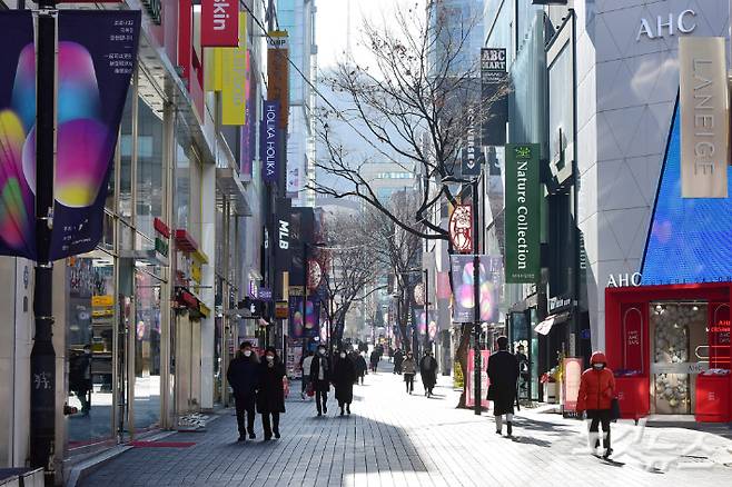 서울 중구 명동거리가 한산한 모습을 보이고 있다. 윤창원 기자