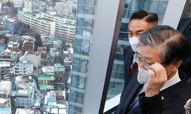 변창흠 국토교통부 장관이 5일 서울 용산구 KDB생명타워에서 열린 쪽방촌 정비방안 계획발표에 참석해 부지를 바라보고 있다. 사진공동취재단