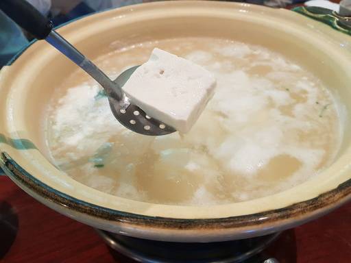 소주에는 따뜻한 국물 요리가 어울린다. 특히 두부지리와 같은 맑은 국물 요리가 제격이다. 알코올이 가진 이뇨작용으로 발생하는 탈수 증상을 막고, 분해 등을 돕기 때문이다