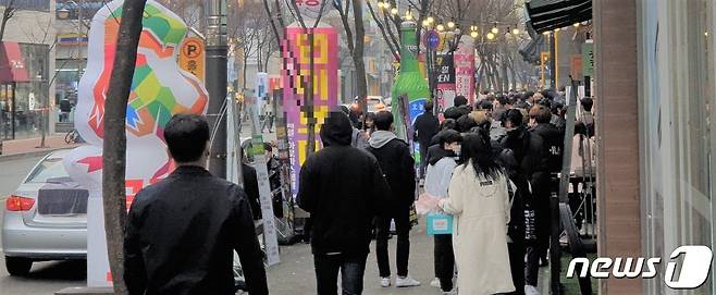 6일 오후 4시께 전북 전주시 서부신시가지 술집 앞 거리에 사람들이 모여 있다. 번화가에 늘어선 술집 안팎은 이미 취기가 오른 손님들로 가득했다.2021.2.7/© 뉴스1 이지선기자