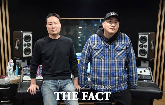 Musikade 염민석 대표(왼쪽)와 라이언 전은 과거 이야기를 주고 받으며 K팝이 막 해외에서 주목 받던 2010년 즈음의 나날들을 되짚었다. /이선화 기자