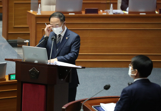 홍남기 경제부총리 겸 기획재정부 장관이 지난 5일 오후 국회 본회의에서 열린 경제분야 대정부 질문에 출석, 서삼석 더불어민주당 의원의 질의에 답하고 있다. <연합뉴스>