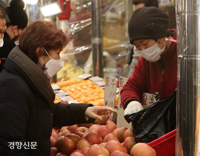 설 앞두고 청량리 시장 찾은 시민 ‘사과 얼마예요?’ 설연휴를 나흘 앞둔 7일 서울 동대문구 청량리 청과물시장을 찾은 시민들이 사과, 배 등 과일을 고르고 있다.  권도현 기자 lightroad@kyunghyang.com