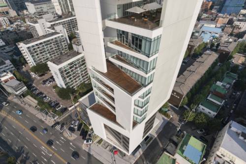 클리오 사옥의 가장 큰 특징이라고 할 수 있는 '테라스'. 모든 층에 설치돼 일터에서도 땅을 밟고 바람을 쐬는 등 자연을 느낄 수 있다. 4개 층마다에는 벽 구조로 된 큰 테라스가 있다. /사진제공=남궁선 사진작가