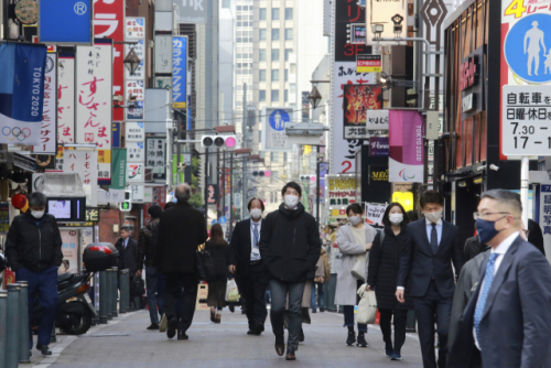 일본 도쿄에서 마스크를 쓴 행인들이 길을 걷고 있다./AP연합뉴스