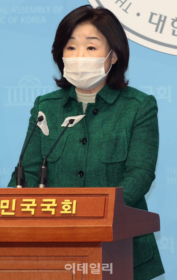 심상정 정의당 의원이 코로나19 등 감염병 재난에 따른 손실 보상 및 피해 지원에 관한 특별법안 발의 기자회견을 하고 있다. (사진=노진환 기자)