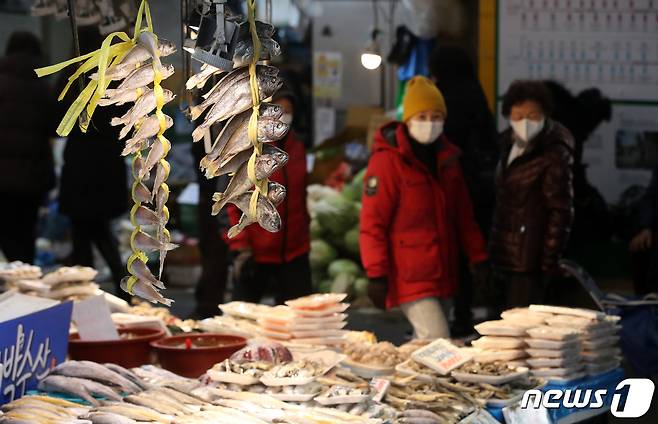 민족대명절 설 연휴를 앞둔 7일 오후 서울 마포구 망원시장에서 시민들이 차례용품을 구입하고 있다.  2021.2.7/뉴스1 © News1 오대일 기자