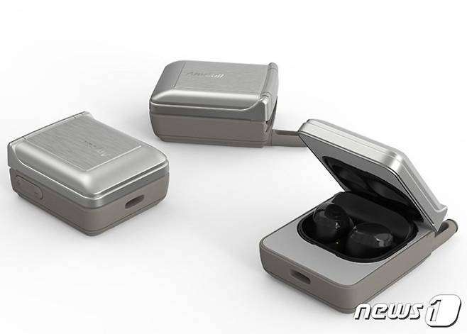 삼성전자가 '깍두기폰'으로 불린 애니콜 'A100 미니폴더' 모양의 갤럭시버즈 프로 케이스를 선보였다. © 뉴스1