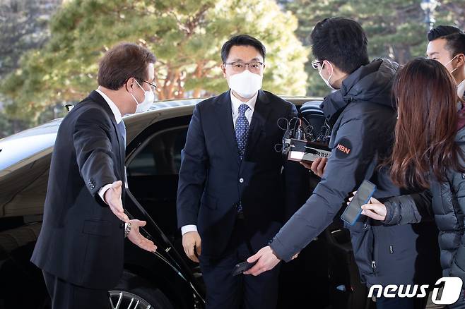 김진욱 고위공직자범죄수사처(공수처) 처장이 8일 윤석열 검찰총장과 만나기 위해 서울 서초구 대검찰청에 들어서고 있다. 2021.2.8/뉴스1 © News1 유승관 기자