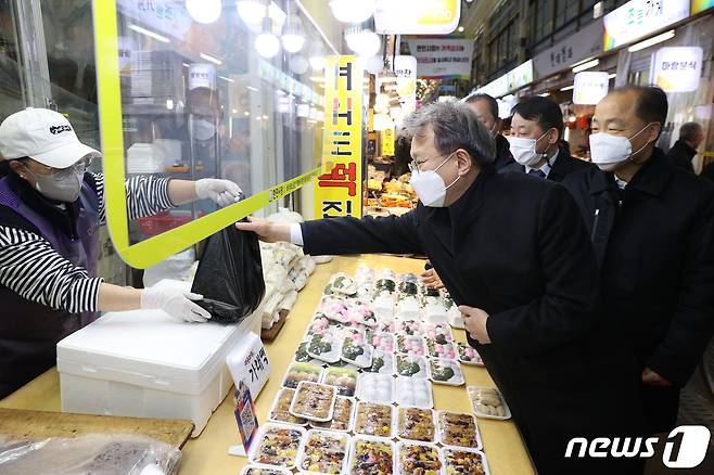 권칠승 중기부 장관이 대전 서구 한민시장을 방문해 설맞이 장보기를 하고있다. /뉴스1