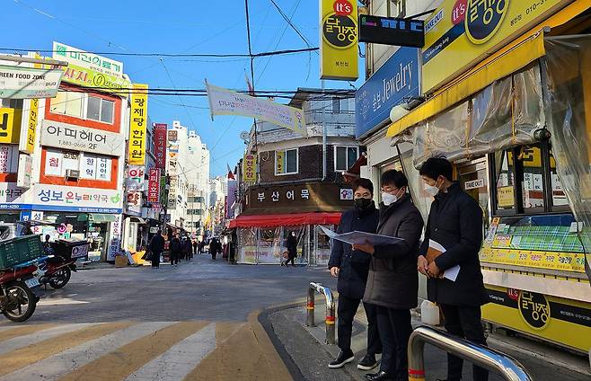 박철흥 LH 수도권 주택공급 특별본부장 등이 공공재개발 시범사업 후보지로 선정된 관악구 봉천13 구역을 둘러보고 있다. /LH제공