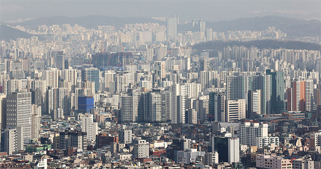 남산에서 바라본 서울. 아파트로 가득 차 있다. 사진 연합뉴스