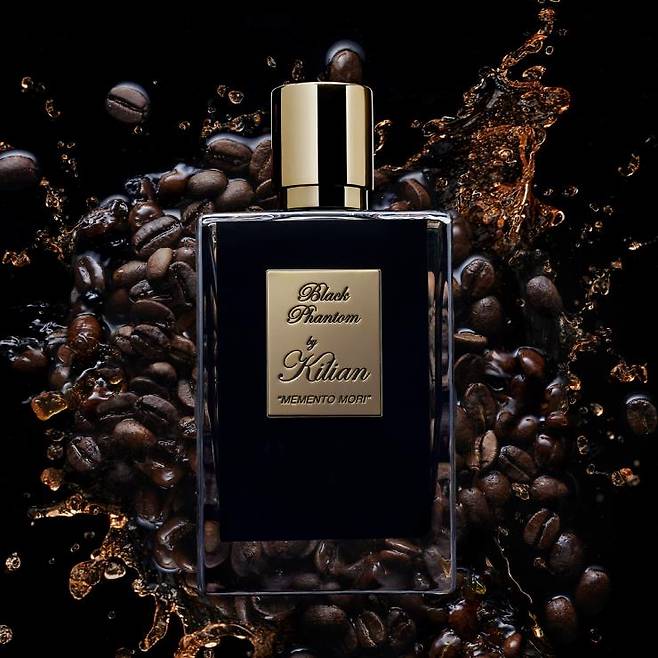 킬리안 블랙 팬텀, 메멘토모리-‘오페라의 유령’에서 영감을 받은 고급스럽고 묵직한 우디 계열 향수. 커피 향과 럼 앱솔루트를 베티버가 감싸고 샌달우드와 사탕수수가 관능적으로 남는다. 잘 차려입은, 스윗한 완벽주의자 같은 느낌이며 올 블랙 패키지 역시 고급스러움을 더한다. 50mL, 30만원.