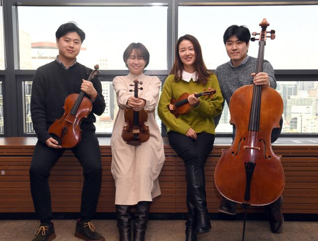 3일 한국일보 사옥에서 만난 현악사중주단 아벨콰르텟의 멤버 문서현(왼쪽부터), 박수현, 윤은솔, 조형준은 "각자 4분의 1씩 역할을 맡고 있지만 4명이 모두 모이면 솔로 4명의 연주 때보다 훨씬 더 큰 세상을 들려줄 수 있다"고 말했다. 왕나경 인턴기자