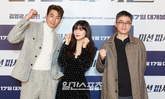 Actor Kim Young-kwang, Lee Sun-bin and Kim Hyung-joo attended the premiere of the movie mission parsable at the entrance of Lotte Cinema Counter in Jayang-dong, Seoul,;mission Passable (director Kim Hyung-joo) is a dizzying comic action that Kim Young-kwang and Lee Sun-bin, who are working strategically to solve the weapons trafficking case, played a role in the film.Opening on the 17th.