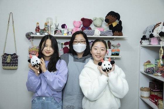양말목 공예는 환경도 보호하고 예쁜 소품도 만들 수 있는 ‘일석이조’ 취미 활동이다. 소중 학생기자단이 우서연(가운데) 예서향기공방 선생님과 만든 양말목 공예 카우벨을 들어 보였다.