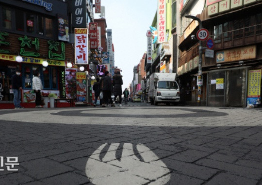 An Empty Street Lined with Restaurants: In a street lined with restaurants in front of Konkuk University in Gwangjin-gu, Seoul, usually crowded with young people, is empty on the morning of February 7, a Sunday. Kwon Do-hyun