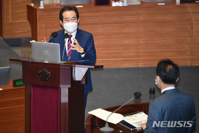 정세균 국무총리가 8일 오후 서울 여의도 국회에서 열린 교육·사회·문화에 관한 대정부질문에 출석해 이광재 더불어민주당 의원의 질의에 답변하고 있다. / 사진제공=뉴시스