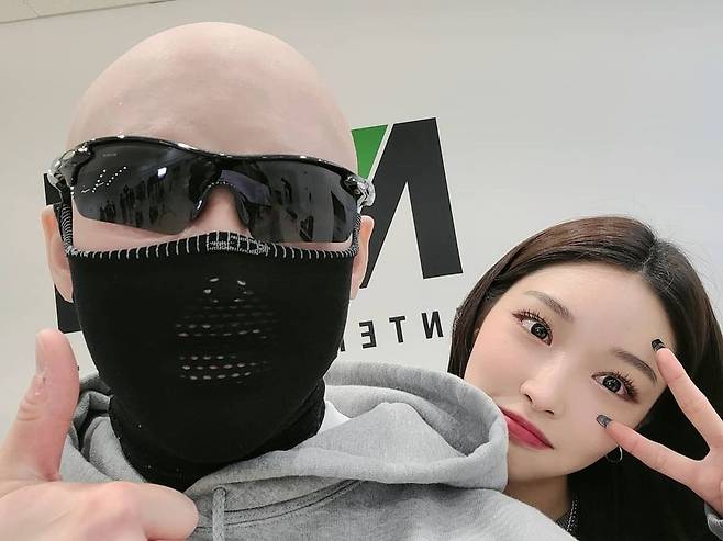 Youtuber Kim Gye-ran has released Selfie, which was taken with Singer Chungha.On February 8, Kim Gye-ran posted a picture on his personal instagram with an article entitled Huh-hhh. #Chungha # Weekly Egg # Save Mems.In the open photo, Kim Gye-ran is taking a selfie with Chungha.The netizens responded to Wow Great and I envy the egg in the world.Kim Gye-ran announced his plan to return to the farm on January 2.On February 6, he uploaded a video to the YouTube channel Physical Gallery, titled Kim Gye-rans 1,000-pyeong mansion public.On the other hand, Chungha released the first regular album Querencia (Kerencia) title song Bicicle (Bicicle) music video teaser on February 8, adding to expectations for a comeback.Chungha will release its first full-length album, Querencia (Kerencia), on various online music sites at 6 pm on February 15th.