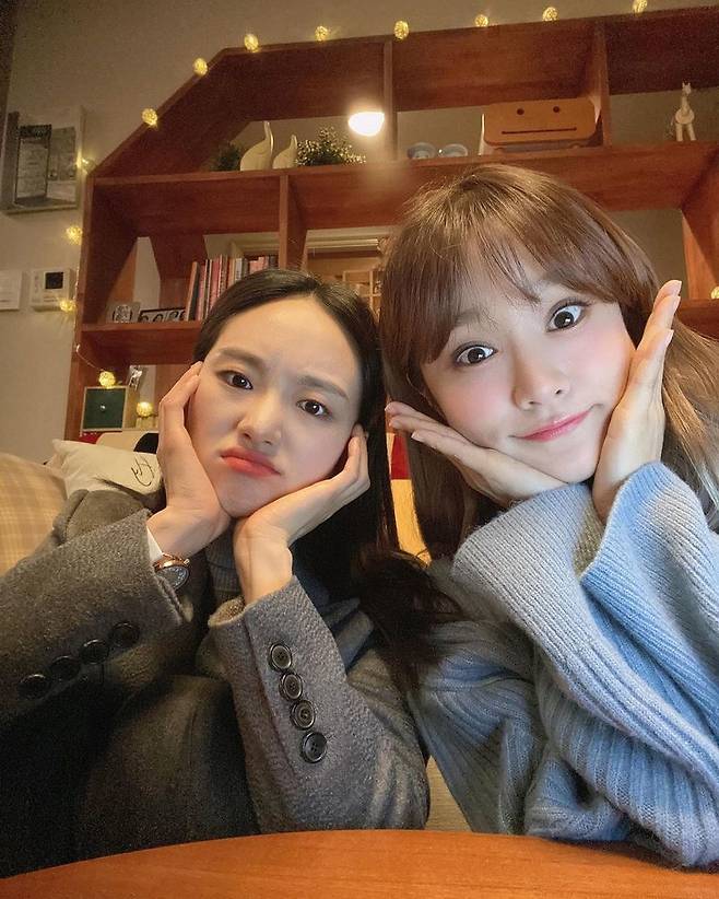 Actor Won Jin-A presented creator Hazini and refreshing calyx Selfie.Won Jin-A posted a picture on his instagram on February 8 with the phrase 9 oclock tonight.In the photo, Won Jin-A is calyxing with Hajini, who has impressed viewers with their warm visuals.The netizens who saw this responded such as two people are so cute and both shooter.Won Jin-A made his debut in 2015 with the film Catchball.Since then, he has shown his acting skills through various works such as Don, Liv the King: Mokpo Hero, drama Life, and I Melt Me.