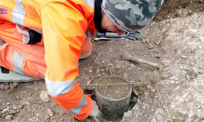 한 고고학자가 예비발굴조사 중에 유물을 발굴했다.(사진=웨식스아케올로지)