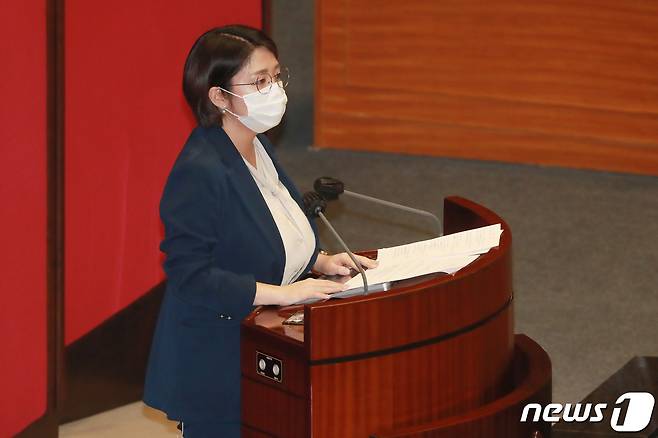용혜인 기본소득당 원내대표가 지난해 12월 2일 오후 서울 여의도 국회에서 열린 본회의에서 2021년도 예산안 토론을 하고 있다. 용 의원은 9일 임종석 전 청와대 비서실장의 '기본소득 비판'에 대해 조목조목 반박, 눈길을 끌었다. © News1
