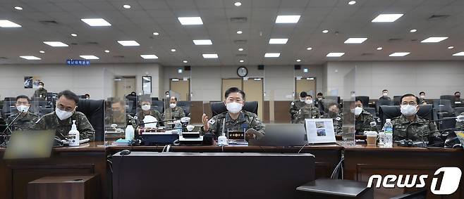 원인철 합동참모본부 의장(가운데)이 9일 해군작전사령부를 찾아 군사대비태세를 점검했다. (합참) © 뉴스1