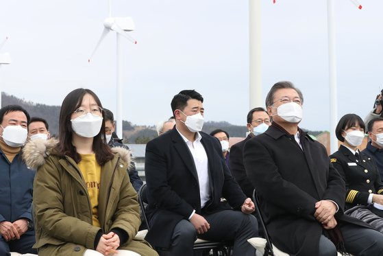 5일 해상풍력 투자계획 발표를 듣는 문재인 대통령. 연합뉴스