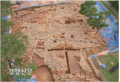 석촌동 고분군에서는 돌무지 무덤을 계속 이어서 조성한 이른바 연접분이 확인됐다. 모두 16기의 돌무지 무덤이 10기의 연접부로 이어져 있었고, 중간중간에 제사행위를 펼친 것으로 보이는 제의공간이 3곳이나 보였다. 연접분은 기존 석촌동 1호분이라 일컬어진 곳까지 이어져 있는 것으로 밝혀졌다. 연접분의 폭은 40m, 길이는 100m에 달한다. |한성백제박물관 제공