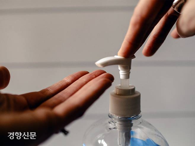 공공장소에서 흔히 볼 수 있는 손 소독제 용기. 어른이 쓰기 쉽도록 대개 지면에서 1m 높이에 설치되다보니 아동들의 눈에 소독제가 들어가는 사고가 잇따르고 있다.   미국 텍사스대 제공