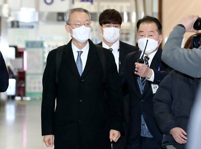 ▲월성 1호기 원전 경제성 평가 조작 의혹 사건 관련 직무유기 혐의로 구속영장이 청구된 백운규 전 산업통상자원부 장관이 8일 오후 영장실질심사를 받기 위해 대전지방법원에 출석하고 있다. ⓒ연합뉴스