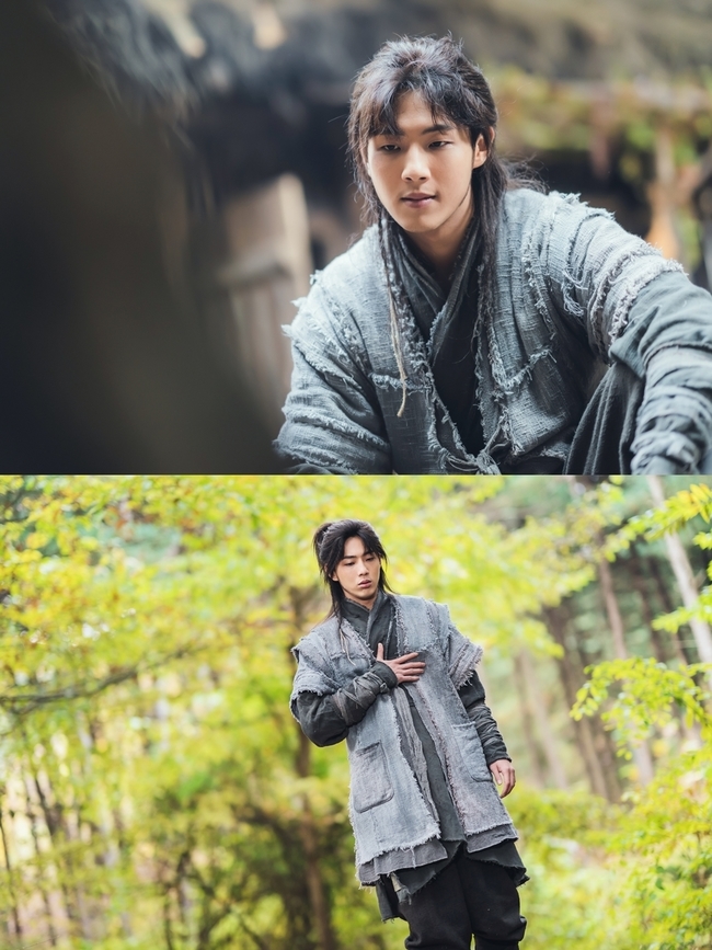 JiSoo, the Moon rising river, becomes the main character of love like fool.KBS 2TVs new monthly drama The Moon Rising River (playplayplay by Han Ji-hoon/director Yoon Sang-ho/production Victory Content), which will be broadcast first on February 15, summons the hot love of Princess Pyeonggang (played by Kim So-hyun) and General Ondal (played by Jisoo) who shook Goguryeo.The strong love of the two youths who have not surrendered to fate is expected to convey a special sensibility to the house theater.Among them, JiSoo, who is divided into Ondal, is highly expected to play a role in acting.Ondal, played by JiSoo, is the best genuine Goguryeo man who has put out all his own for the love person.Ondals life, which was called fool, stimulates curiosity about what kind of resonance the house theater will give.The most necessary thing for melodrama is delicate emotional expression.Because the emotional line of the character becomes the main story of the drama, it is necessary to effectively convey subtle emotional changes to viewers according to each situation.JiSoo has proved that he is a special actor for melodrama by successfully drawing the love of youth through First Love is the first time and When I was the most beautiful.Whatever the role, 120% of the characters, the acting of JiSoo, who becomes the character itself, stimulated the emotions and received favorable reviews.This time, Goguryeos hot young man Ondal will show the peak of National Genuine Man by drawing a hot love that is different from the previous one.In addition, JiSoo and Ondals synchro rate, which all of the filming sites gathered their mouths and said 100%, raise questions.According to the production team of The Moon Rising River, JiSoo is a perfect picture of Ondal, which is smooth but well-known, and has a clear and clear side.In addition to this, JiSoos warm physical, which is perfect for the establishment of general, adds to expectations.JiSoos appearance, which seems to have popped up in the script that the power is as fast as the swallow, is expected to increase the attracting power of viewers watching the drama.In the teaser video and character still cut that were released earlier, JiSoos charms were filled with viewers.In addition to his natural visuals, JiSoo, who completed Goguryeos best genuine on-moon with his extraordinary passion, is looking forward to the broadcast of the Moon Rising River to meet his performance.