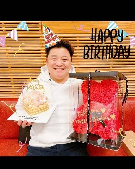 Comedian Yoon Jung-soo has been celebrating his birthday.On February 9, Yoon Jung-soo posted several photos on Instagram with the article I received a lot of love on February 8, 2021... Thank you always ... It is a bit difficult but I will send a thank you letter to everyone separately.In the open photo, Yoon Jung-soo is posing V in both hands with a birthday gift in front of him. Especially, his fan club and his acquaintances enormous gift amount attracted attention.