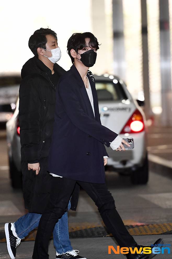 VICTON member Heo Chan is entering the broadcasting station to attend the MBC Night - Mystery Music Show Masked Wang recording at MBC Dream Center in Ilsan-dong, Goyang-si, Gyeonggi-do on the afternoon of February 9th.
