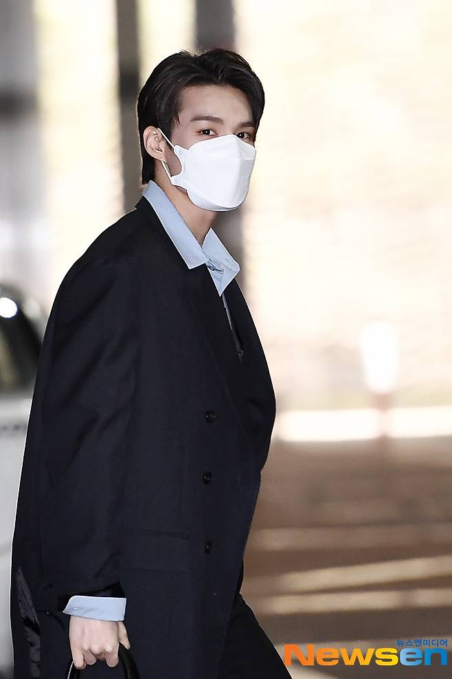 Victon (VICTON) member Lim Se-jun is entering the broadcasting station to attend the MBC Night - Mystery Music Show Masked Wang recording at MBC Dream Center in Ilsan-dong, Goyang-si, Gyonggi Province, on the afternoon of the 9th of February.