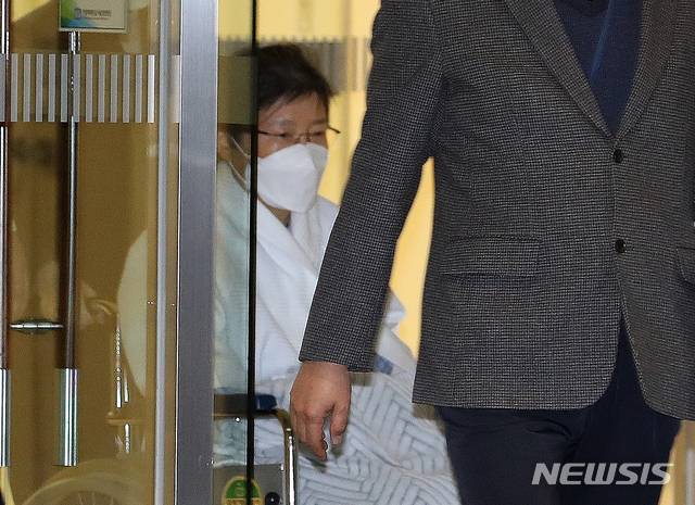 [서울=뉴시스]최진석 기자 = 신종 코로나 바이러스감염증(코로나19) 확진자와 밀접 접촉해 병원 격리됐던 박근혜 전 대통령이 9일 오후 서울 서초구 서울성모병원에서 나와 서울구치소로 향하는 차량으로 이동하고 있다. 2021.02.09 (공동취재사진) photo@newsis.com