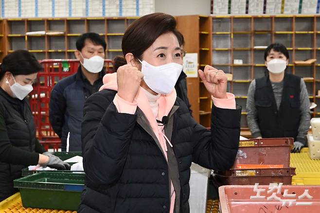 나경원 국민의힘 서울시장 예비후보가 9일 서울 중구 중앙우체국을 방문해 설날 배송 업무로 바쁜 집배원들을 격려하고 있다. 국회사진취재단