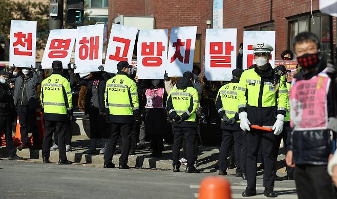 9일 오후 서울 종로구 청운동주민센터 앞에서 1천인 해고 노동자 문제 해결을 촉구하며 행진에 참가한 노조 관계자들이 정리 기자회견을 하며 팻말을 들어보이고 있다. 이날 행진과 기자회견에는 코레일네트웍스-고객센터지부, LG트윈타워분회 청소노동자, 아시아나케이오지부 , 이스타항공 등 해고 노동자들이 참가했다. 연합뉴스