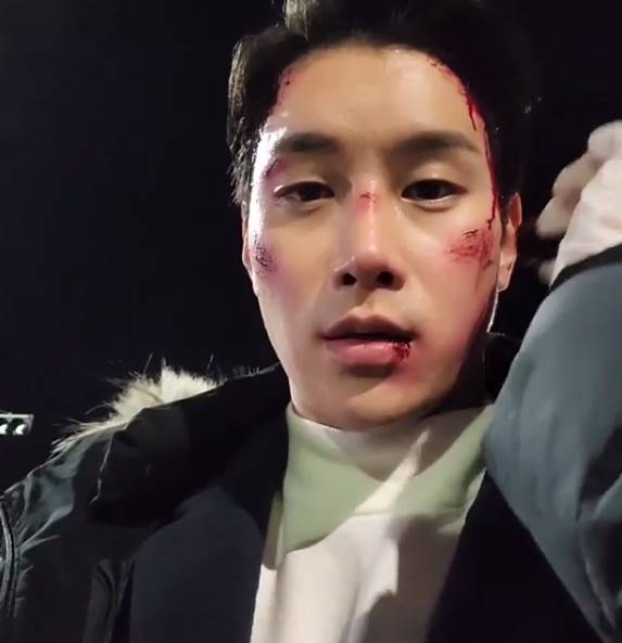 Actor Lee Shi Kang released a video showing the scene of the Secret Man shooting.Lee Shi Kang posted a short video and photos on the SNS on the 9th, along with an article entitled I want everyone to be happy, Seo Jun will be happy with it.Lee Shi Kang then added a hashtag called I almost die of cold.The video shows Lee Shi Kang, who was taken at the filming site of KBS2 daily drama Secret Man. Lee Shi Kang stares at the camera with blood makeup.On the day of the show, Cha Seo-jun (Lee Shi Kang) was shown saving Yoo Min-hyuk and being hit by a car instead, and Lee Shi Kang played the role of Cha Seo-jun in Secret Man.The Secret Man describes the process of a man who has become seven years of intelligence in an accident, racing for revenge, facing a miracle at the threshold of death.Draws the love and desire of the two women surrounding him, and the turbulent life of the characters.Photo Lee Shi Kang SNS